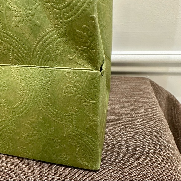 Authentic GUCCI gift box for scarf with matching gift bag, GUCCI ribbon and tag - Picture 10 of 10